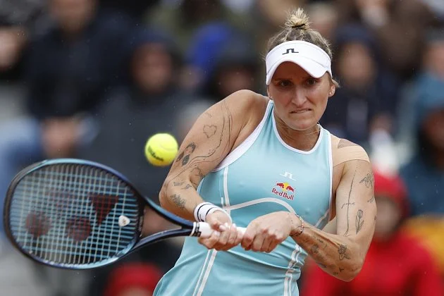 Z kurtu pod kudlu (a zase zpátky). Jak Vondroušová bojuje s bolestí i se sraby