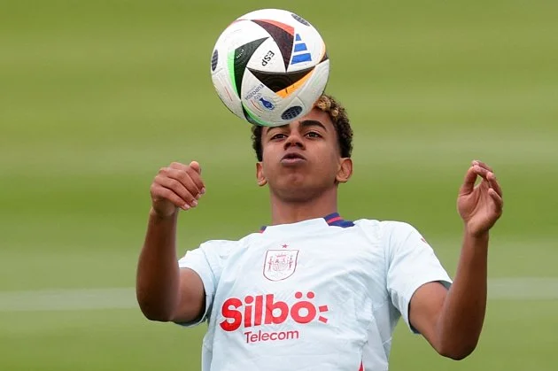 Jak žije hvězdný Yamal? Éra stárnoucích legend je pryč, Španěl uvažuje jinak