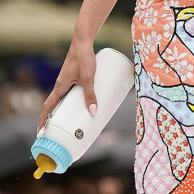 Francouzská firma Lactalis stahuje z trhu v několika zemích kojenecké mléko