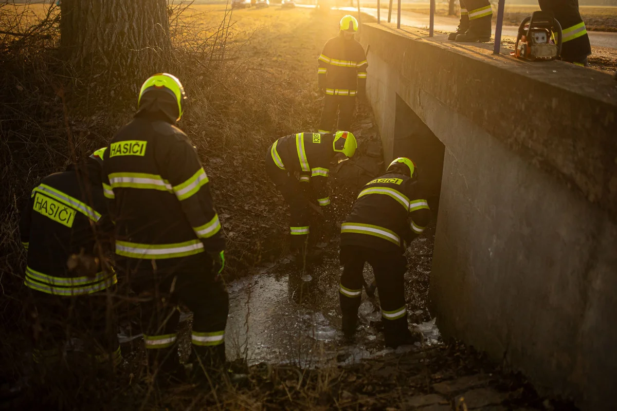 Hasiči v Dobrušce zasahovali celé středeční dopoledne u úniku digestátu z bioplynové stanice