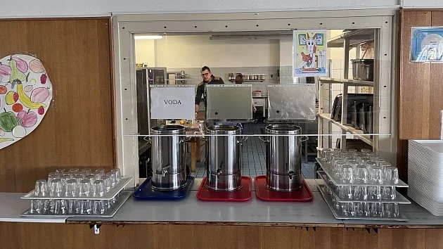 Školní jídelny vaří správně, kritikům jde o peníze, říkají odborníci k vyhlášce