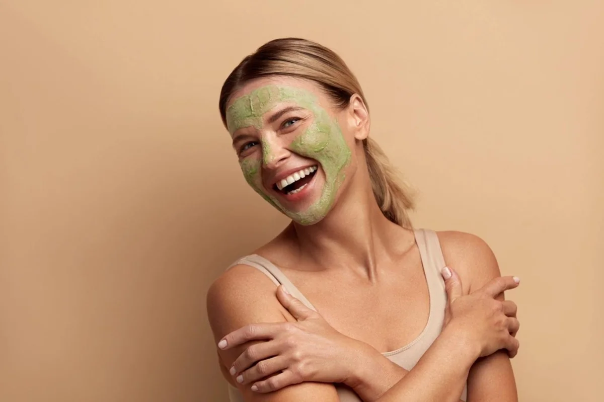 Nepatří jen na těstoviny: Bazalka zatočí s akné i vráskami. Vyzkoušejte 4 domácí recepty pro krásnou pleť