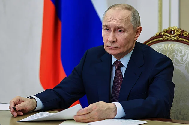 Jesle a školky budou fungovat až do večera, chce Putin. Matky musí pracovat