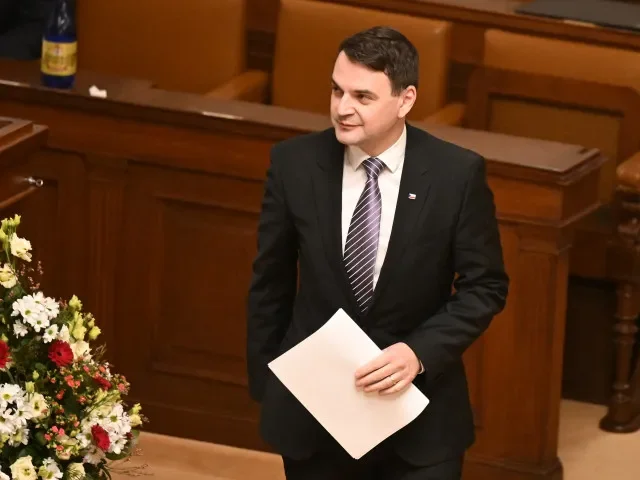 Lipavského MZV přispělo skrze neziskovky na mládež v Arménii i výzvy zelené transformace v Srbsku. Zastaví to Macinka?