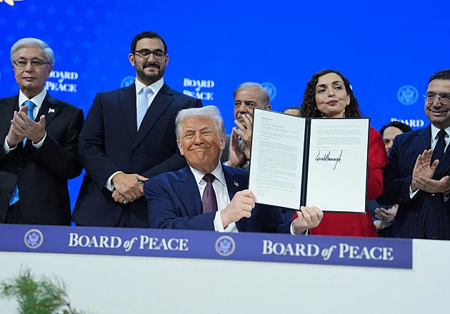 Trump v Davosu formálně ustavil Radu míru. Přidal se Orbán a další