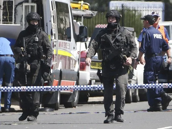 Střelba v den smutku: V Austrálii jsou tři mrtví. Útočník je na útěku