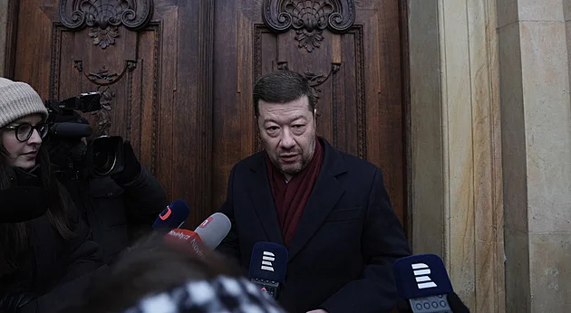 Okamura v minulosti tepal Pekarovou Adamovou za BMW. Teď v něm sám jezdí