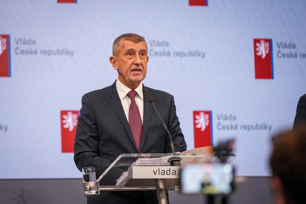 Babiš se pustil do Lipavského: Proč čínský vyzvědač dostal akreditaci novináře?