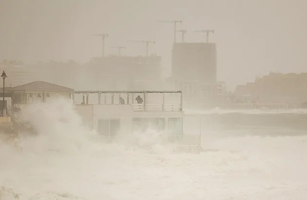 VIDEO: Jako tsunami. Itálii zasáhla bouře Harry, vlny se prohnaly i restaurací