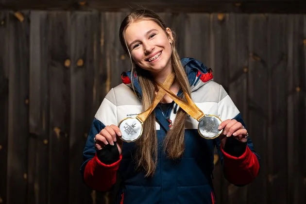 Zlatá slečna z Krkonoš. Machytková se zdraví s Shiffrinovou a fandí jí babička