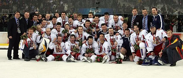 FOTOKVÍZ: Kolik hokejistů ze slavné party kolem Jaromíra Jágra poznáte?