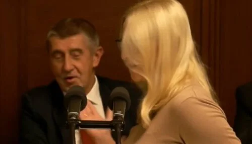 Pošklebky, nahrávání na videa a sázky, kdo první rozpláče pirátku. Vnadná bondýnka, se kterou koketoval Babiš, popsala politické zákulisí