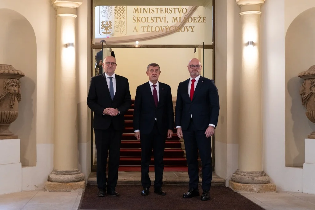 Děti bez mobilů o přestávkách. Česko chystá změnu, která se dotkne všech škol