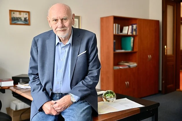 Mohou poslanci omezit pravomoci prezidenta? Ten návrh je nesmysl, řekl Rychetský