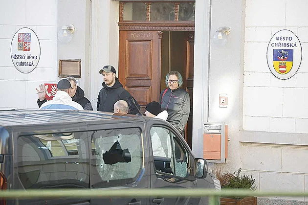 Schovával jsem se v kotelně, říká postřelený starosta Chřibské. V obci bude mše