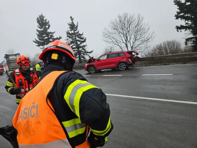 D1 zastavila u Brna hromadná nehoda. Bouralo nejméně 10 aut včetně kamionu a autobusu