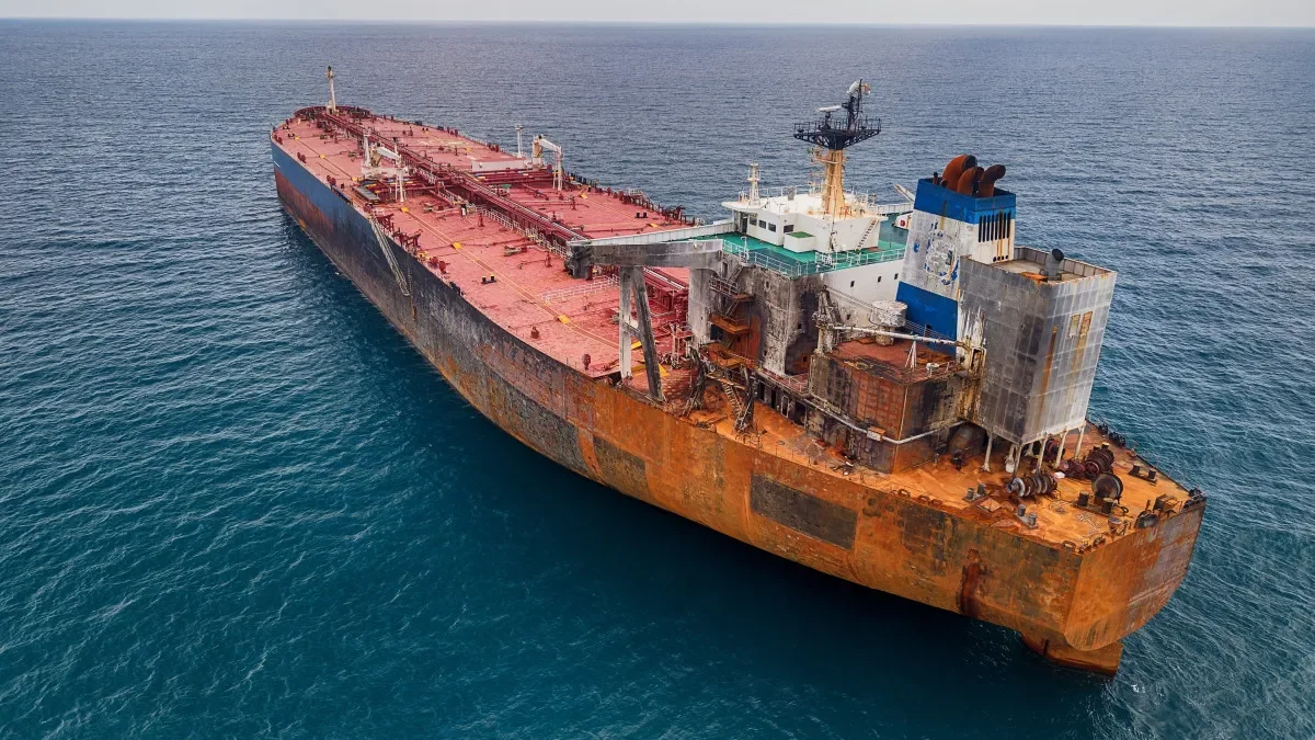 Zadržený ruský tanker Grinch nuceně zakotvil v Marseille, Francie zasahuje proti stínové flotile