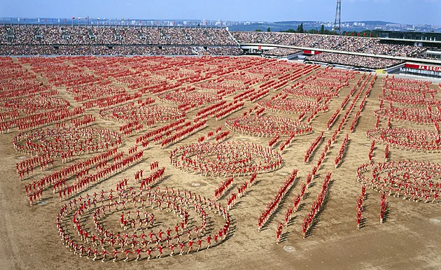Poupata, dresy a strach. Spartakiádu 1985 připomíná hit Michala Davida a sériový vrah