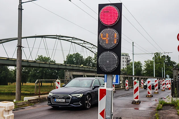 Konečně posun. V Pardubicích se blíží stavba provizorního mostu přes Labe