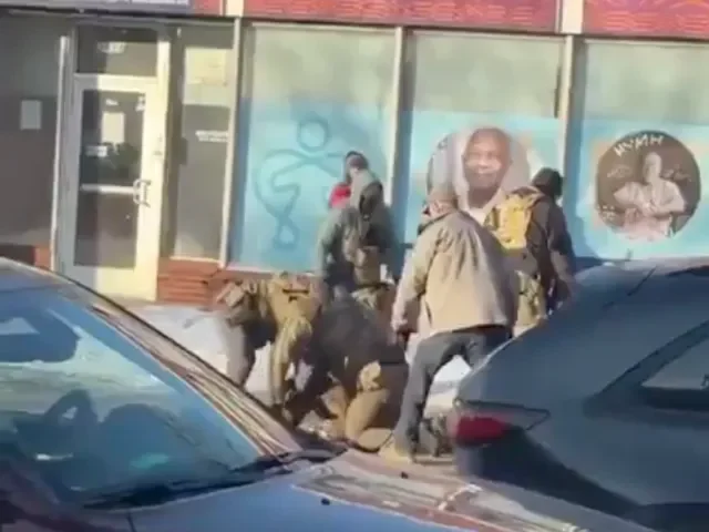 Agenti zastřelili v Minneapolisu údajně ozbrojeného muže, který klad odpor. A vypukli zase protesty