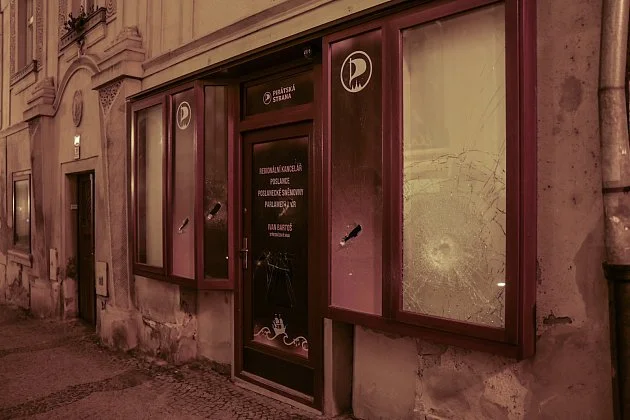 Útok sekerou na Bartošovu kancelář: Policisté zadrželi podezřelého