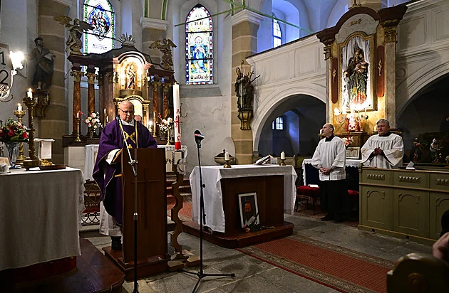 Lidé zaplnili kostel, aby uctili hrdinu „Cícu“. V Chřibské se loučili s obětí střelby