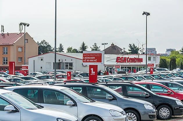 Auto ESA uzavřelo rok 2025 rekordními prodeji: Češi kupují více, mladší a dražší vozy