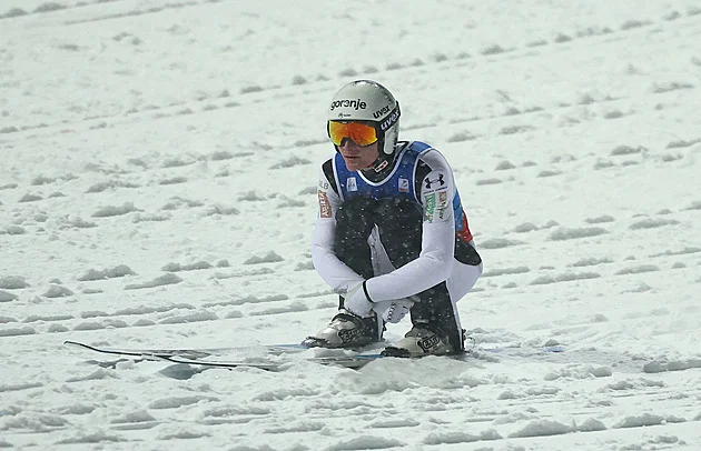 Lyže skočila z můstku bez mistra světa. Po bizarním incidentu slavili japonští letci