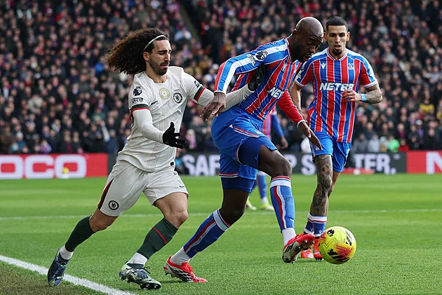 ONLINE: Newcastle čelí Aston Ville, hraje i Chelsea. Večer šlágr Arsenal vs. United