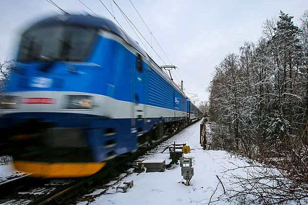 Vlak u Přelouče srazil člověka, na koridoru se jezdí po jedné koleji