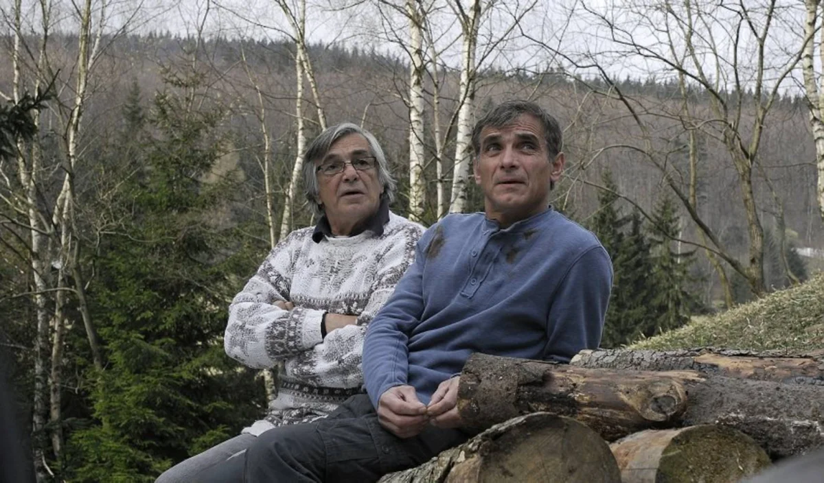 Líbáš jako Bůh: Kaiserovi hrozil okamžitý vyhazov, Bartoška odmítl sportovat a roli dítěte seslalo nebe