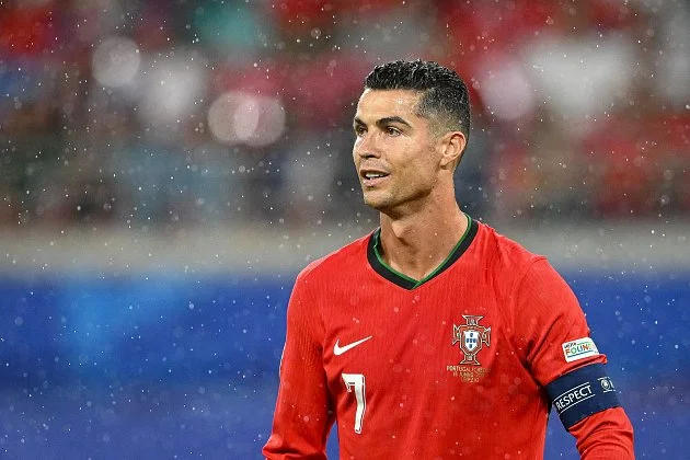Ronaldo v ohni. Vandal tančil u hořící sochy, kontroverze přitahuje opakovaně
