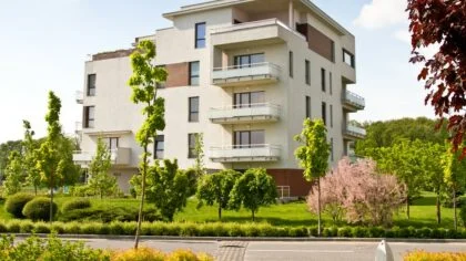 Zdražování cen stavebních prací loni hnalo vzhůru ceny nových bytů i domů