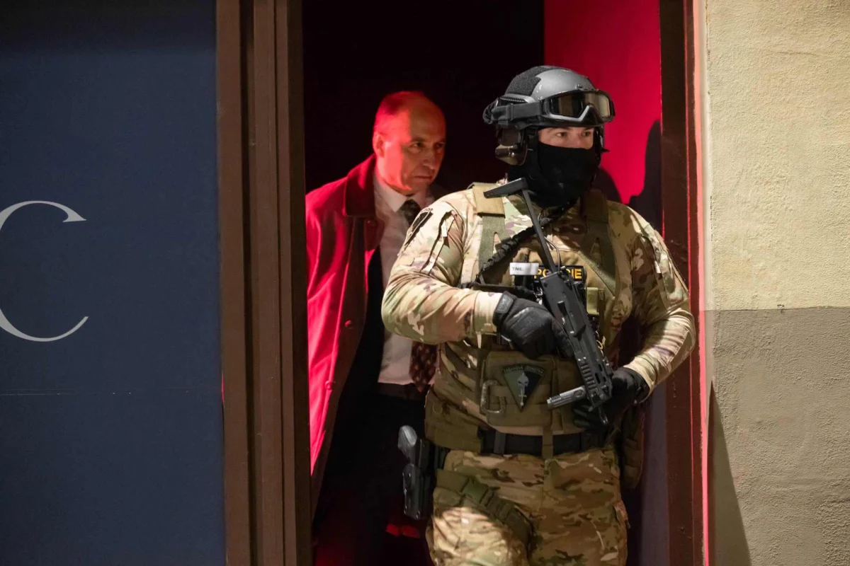 Ulice rozjíždí drama: Zásahovka, kritika starosty a Soňa v kostýmu koule