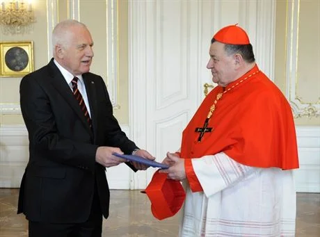 Za všechno může Duka. Kritika kardinála se stala obchodní strategií některých akademiků