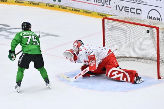 Hokejisté Mladé Boleslavi zdolali Třinec po nájezdech, rozhodl Koblížek