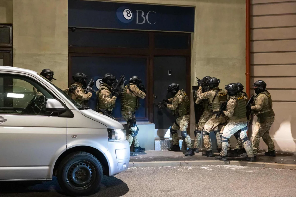 Drsné pondělí v seriálu Ulice: Zásah policie, spory a Soňa v převleku