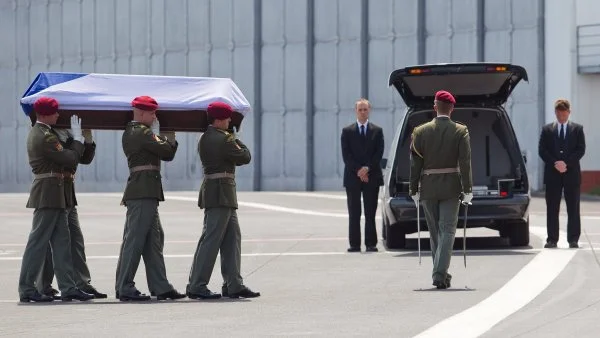 Odvaha a oběť českých vojáků zachraňovaly životy. Americký velvyslanec v Česku žehlí Trumpova slova o spojencích „stojících za frontou“