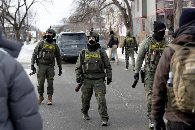 Agenti ICE místo pomoci Prettimu počítali, kolik kulek ho zasáhlo, tvrdí svědek