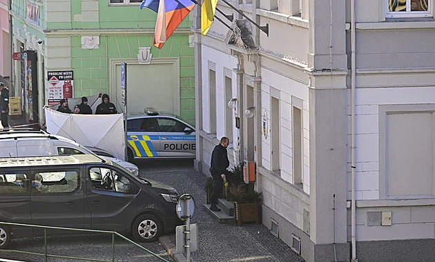 Starosta Chřibské je po střelbě stále v nemocnici, policisté se vracejí do služby