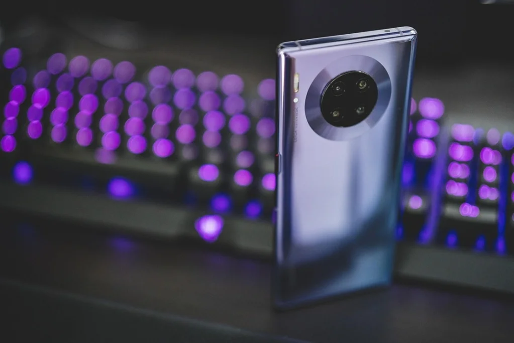 Konec Huawei v Evropě? Nová pravidla kritizuje Čína, podnikatelé varují před vysokou cenou