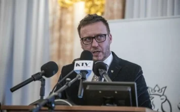 Ve Sněmovně vystoupil muž, který označil očkované za modifikované kukuřice