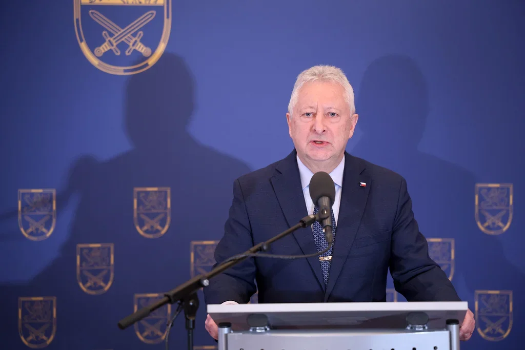 Babišova vláda přiškrtí výdaje na obranu. Zůna chce 2 procenta dodržet