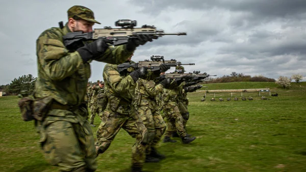 Česko odmítá plnit závazek vůči NATO. Vláda ponechá výdaje na obranu na dvou procentech, podle Okamury to stačí