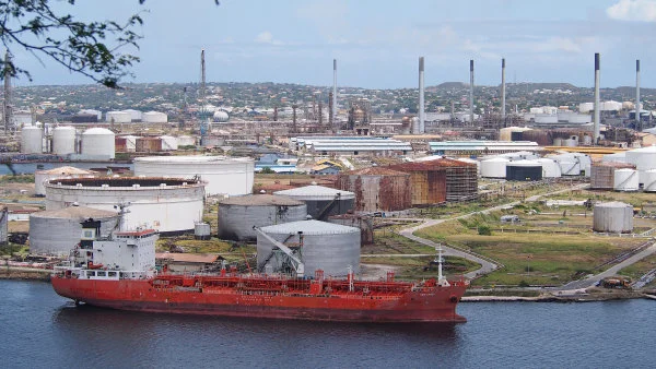 Modrý likér Curacao i spojka pro Evropu. Jak teď ostrov v Karibiku „proslavil“ světový fotbal a venezuelská ropa