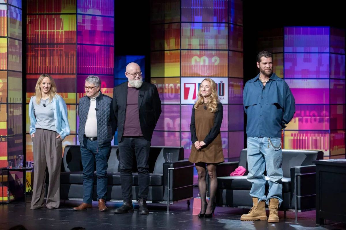 7 pádů Honzy Dědka: Hřebíčková jako slepice, Langmajer se chce svlékat a Vrtal nadýchal tři promile