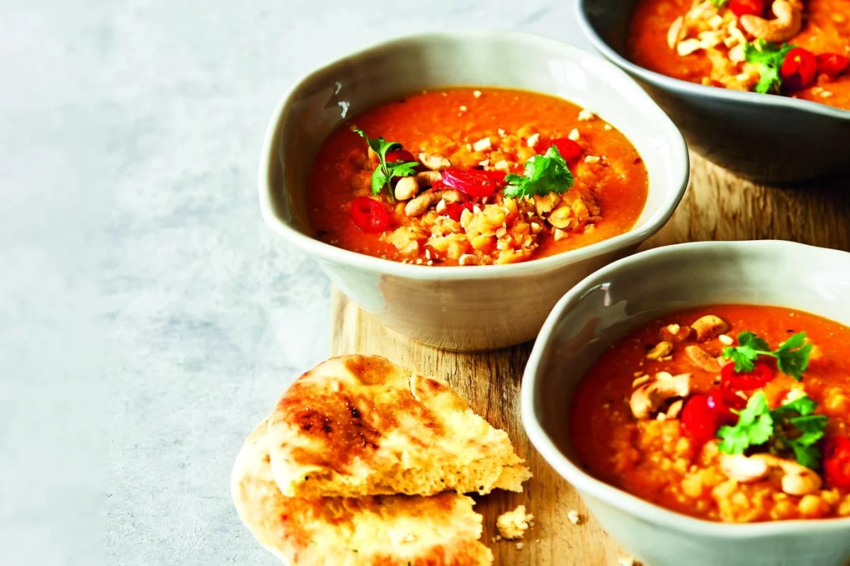 Zimní voňavá polévka plná zeleniny, jablek a rýže. Funguje lépe než svetr 