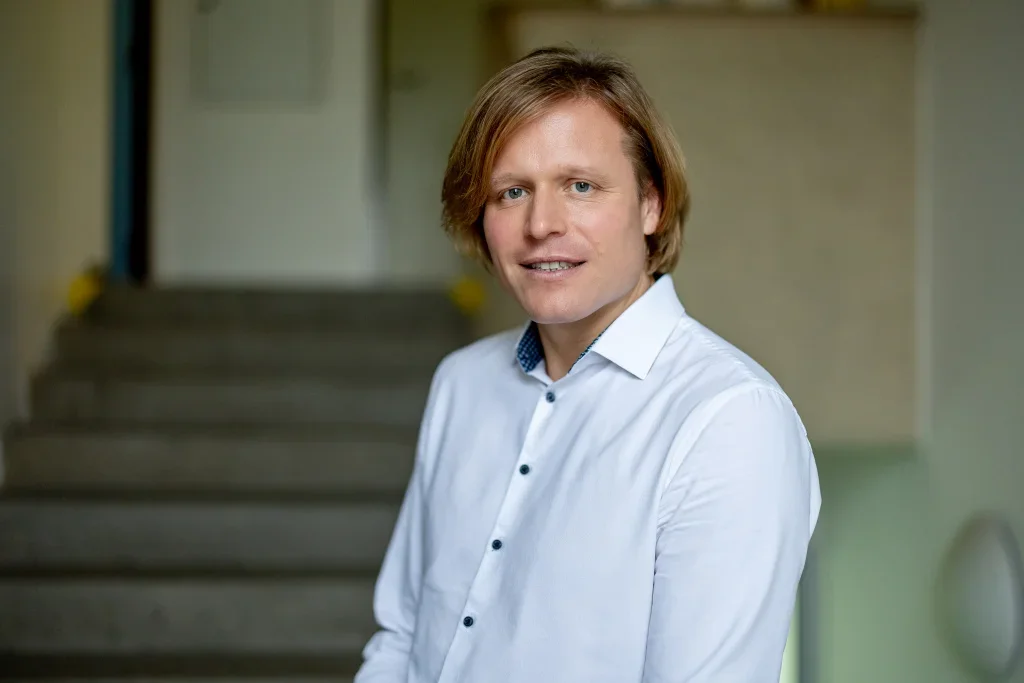 Ředitel Bulovky se rozloučil se zaměstnanci. Jeho odvolání komentovala exmanželka Nela Kvačková