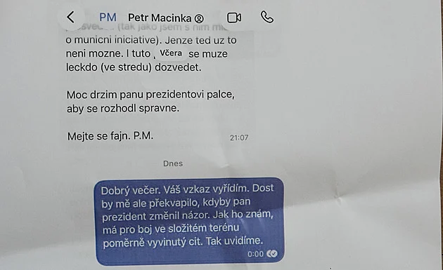 Macinka neměl nic psát, vydírání to ale není, hodnotí právníci jeho SMS Hradu
