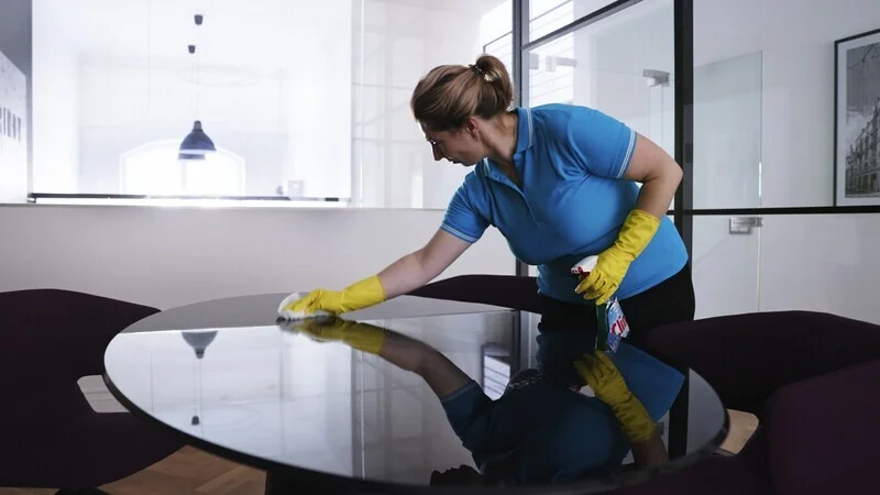 Neviditelná práce, která drží Prahu v chodu: Jak se mění úklid bytových domů